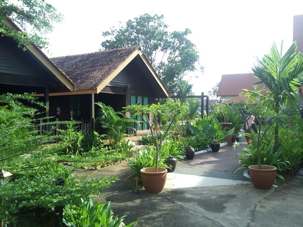 The Manor Beach Resort Besut Kampung Kuala Besut Exterior photo